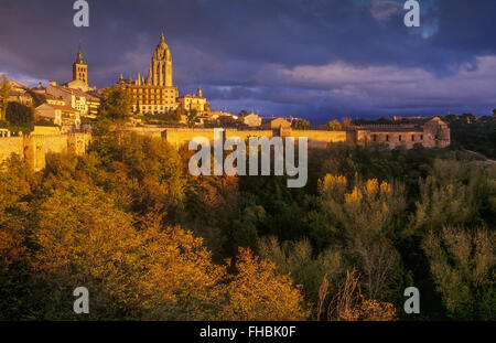 San Andrés Kirche, die Kathedrale und die Stadt Wand, Segovia, Kastilien-León, Spanien Stockfoto