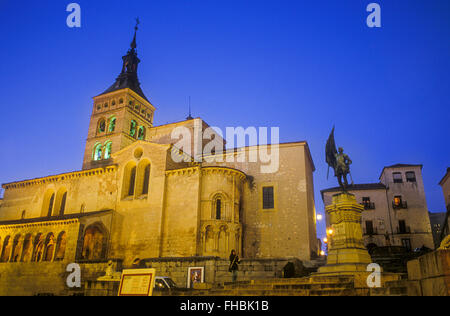 Plaza de Medina del Campo, mit Denkmal Juan Bravo und San Martín Kirche, Segovia, Kastilien-León, Spanien Stockfoto