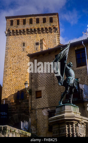 Denkmal für Juan Bravo und Torreón de Lozoya, Plaza de Medina del Campo, Segovia, Kastilien-León, Spanien Stockfoto