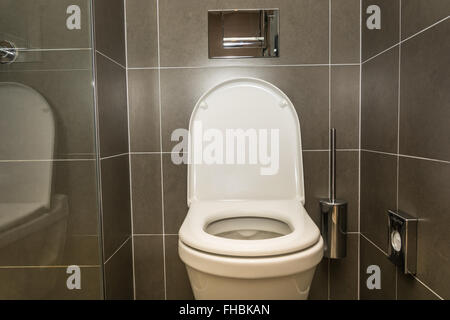 Interieur des Zimmers - Toilette im Badezimmer Stockfoto