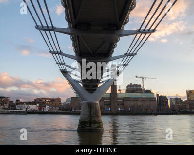 Die Millennium Bridge und der Tate Modern aus der Themse Damm in London Stockfoto