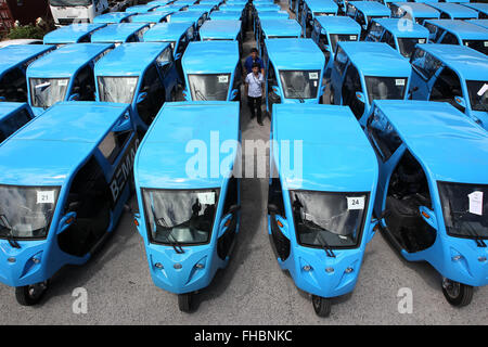 Laguna Province, Philippinen. 24. Februar 2016. Produktionsleiter überprüfen Elektromotor betriebene Dreiräder oder e-Trikes in einem Lagerhaus in Laguna Province, Philippinen, 24. Februar 2016. Die 3.000 Einheiten der e-Trikes werden im Laufe des Jahres durch ein gemeinsames Projekt zwischen der philippinischen Department of Energy und der Asian Development Bank bereitgestellt werden. Die philippinische Regierung verfolgt ein Projekt um 100.000 e-Trikes in dem Bemühen, die Umweltauswirkungen der Verwendung von Benzin betriebenen Dreiräder zu verteilen. Bildnachweis: Rouelle Umali/Xinhua/Alamy Live-Nachrichten Stockfoto