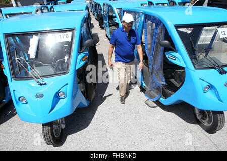 Laguna Province, Philippinen. 24. Februar 2016. Produktionsleiter überprüft Elektromotor betriebene Dreiräder oder e-Trikes in einem Lagerhaus in Laguna Province, Philippinen, 24. Februar 2016. Die 3.000 Einheiten der e-Trikes werden im Laufe des Jahres durch ein gemeinsames Projekt zwischen der philippinischen Department of Energy und der Asian Development Bank bereitgestellt werden. Die philippinische Regierung verfolgt ein Projekt um 100.000 e-Trikes in dem Bemühen, die Umweltauswirkungen der Verwendung von Benzin betriebenen Dreiräder zu verteilen. Bildnachweis: Rouelle Umali/Xinhua/Alamy Live-Nachrichten Stockfoto