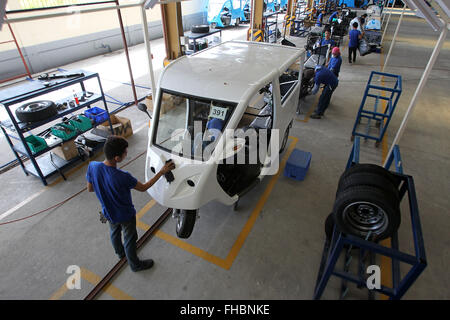 Laguna Province, Philippinen. 24. Februar 2016. Arbeiter montieren Elektromotor betriebene Dreiräder oder e-Trikes auf einer Produktionslinie in Laguna Province, Philippinen, 24. Februar 2016. Die 3.000 Einheiten der e-Trikes werden im Laufe des Jahres durch ein gemeinsames Projekt zwischen der philippinischen Department of Energy und der Asian Development Bank bereitgestellt werden. Die philippinische Regierung verfolgt ein Projekt um 100.000 e-Trikes in dem Bemühen, die Umweltauswirkungen der Verwendung von Benzin betriebenen Dreiräder zu verteilen. Bildnachweis: Rouelle Umali/Xinhua/Alamy Live-Nachrichten Stockfoto