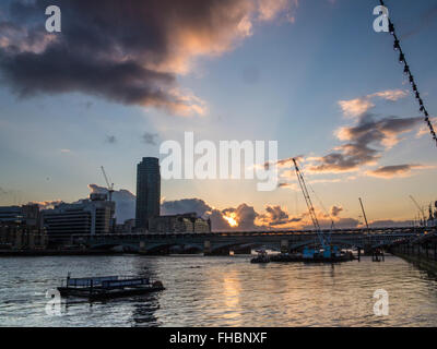 Waterloo Bridge in London in der Dämmerung im winter Stockfoto