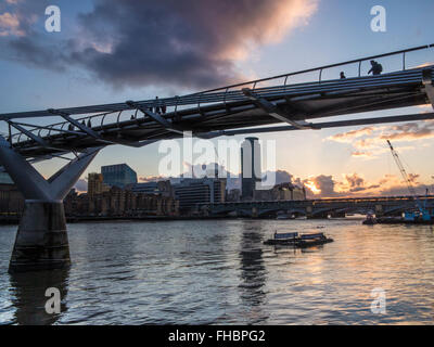 Die Millennium Bridge von der Themse Damm in London Stockfoto