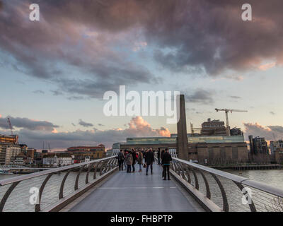 Die Millennium Bridge und der Tate Modern aus der Themse Damm in London Stockfoto