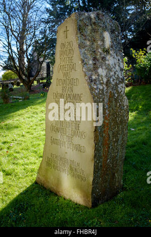 Standing Stone auf dem Gelände des Llandaff Kathedrale, Kennzeichnung der Stelle, wo eine deutsche Bombe im Januar 1941 fiel. Stockfoto