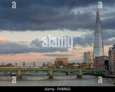 Die Scherbe und Southwark Bridge aus der Themse Damm in London Stockfoto
