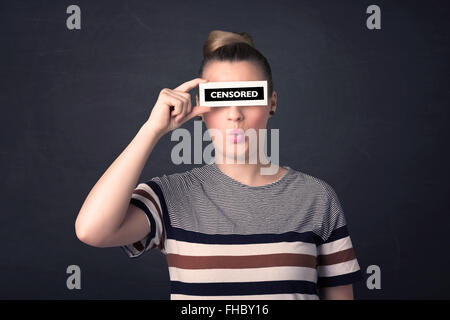 Hübsches Mädchen mit zensierten Papier zu unterschreiben Stockfoto