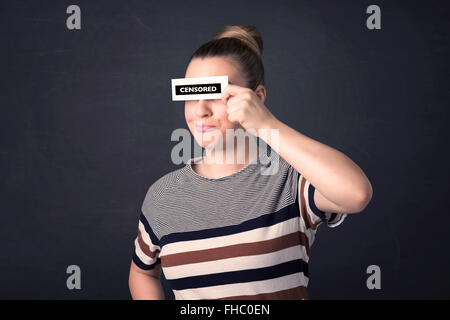 Hübsches Mädchen mit zensierten Papier zu unterschreiben Stockfoto