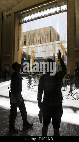 Los Angeles, Kalifornien, USA. 24. Februar 2016. Crew-Mitglieder arbeiten an dem Ankunftsbereich für die Oscars vor dem Dolby Theater. 88. Academy Awards wird Sonntag, 28. Februar 2016 stattfinden. © Ringo Chiu/ZUMA Draht/Alamy Live-Nachrichten Stockfoto