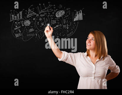 Hübsches Mädchen, Skizzen, Grafiken und Diagrammen an Wand Stockfoto