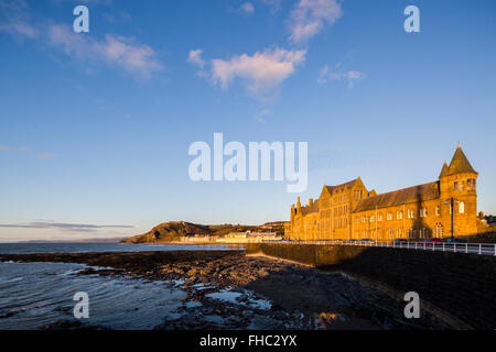 Das alte College in Aberystwyth durch einen warmen Sonnenuntergang beleuchtet Stockfoto