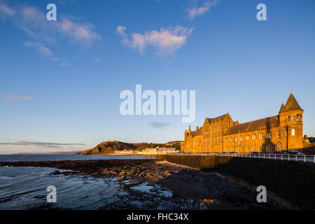 Das alte College in Aberystwyth durch einen warmen Sonnenuntergang beleuchtet Stockfoto