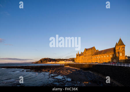 Das alte College in Aberystwyth durch einen warmen Sonnenuntergang beleuchtet Stockfoto