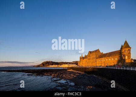 Das alte College in Aberystwyth durch einen warmen Sonnenuntergang beleuchtet Stockfoto