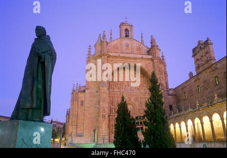 Denkmal für Francisco de Vitoria und San Esteban Kirche, Salamanca, Spanien Stockfoto