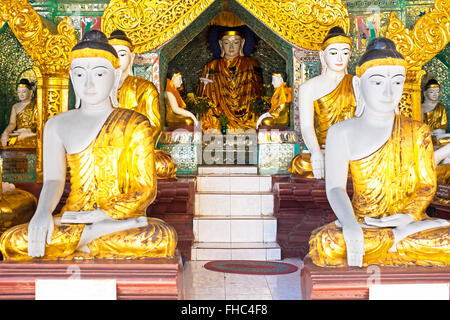 Buddha-Statuen in der Shwedagon-Pagode in Yangon, Myanmar Stockfoto