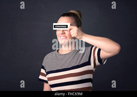 Hübsches Mädchen mit zensierten Papier zu unterschreiben Stockfoto