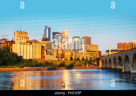 Die Innenstadt von Minneapolis, Minnesota in den Morgen mit berühmten Stein-Bogen-Brücke Stockfoto
