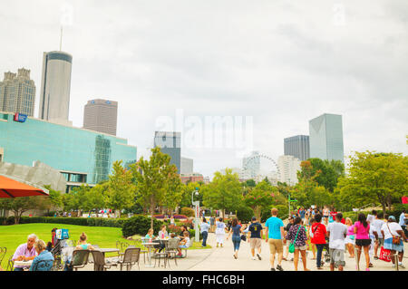 ATLANTA - 29 AUGUST: World of Coca-Cola im Centennial Olympic Park mit Menschen am 29. August 2015 in Atlanta, GA. Stockfoto