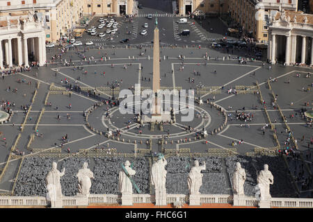 St. Peter's Square mit der Vatikanischen Obelisken von der Kuppel von St. Peter Basilika, Rom, Italien Stockfoto