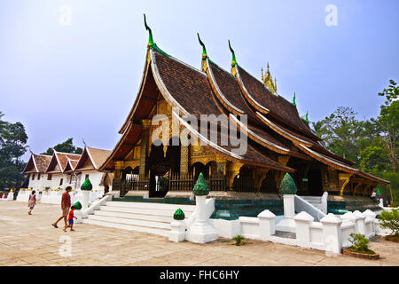 Der buddhistische WAT XIENG THONG (Tempel der goldenen Stadt), gebaut im Jahre 1560 - LUANG RACHENTUPFER, LAOS Stockfoto