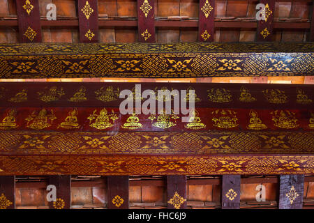 Schablone Designs auf dem Dach des WAT XIENG THONG (Tempel der goldenen Stadt), erbaut im Jahre 1560 - LUANG PRABANG, LAOS Stockfoto