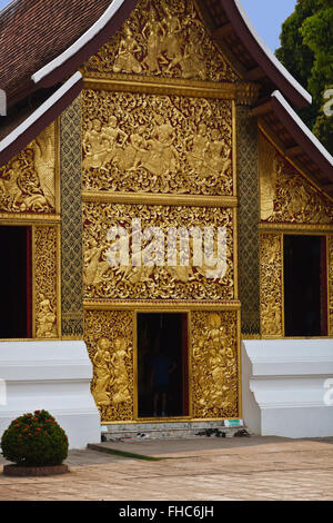 Vergoldete Flachrelief von Lao Geschichte an WAT XIENG THONG (Tempel der goldenen Stadt), erbaut im Jahre 1560 - LUANG PRABANG, LAOS Stockfoto