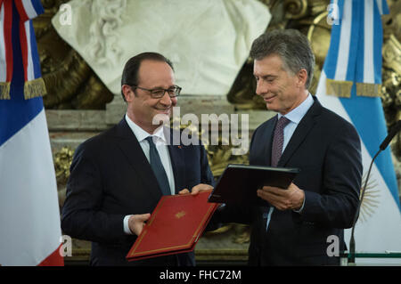 Buenos Aires, Argentinien. 24. Februar 2016. Argentiniens President Mauricio Macri (R) Exchange-Ordner mit seinem französischen Amtskollegen Francois Hollande, während die Unterzeichnung von Abkommen handeln im White Room der Casa Rosada in Buenos Aires, Hauptstadt von Argentinien, am 24. Februar 2016. Hollande befindet sich auf einem zweitägigen offiziellen Besuch nach Argentinien. Bildnachweis: Martin Zabala/Xinhua/Alamy Live-Nachrichten Stockfoto