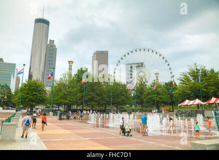 ATLANTA - 29 AUGUST: Centennial Olympic Park mit Menschen am 29. August 2015 in Atlanta, GA. Stockfoto