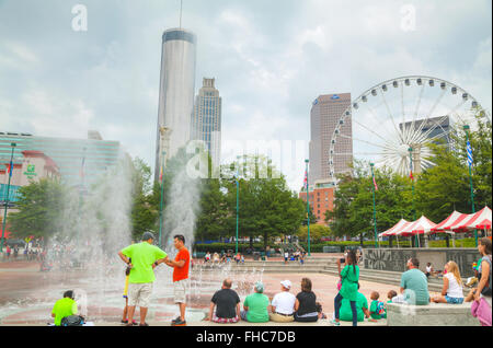 ATLANTA - 29 AUGUST: Centennial Olympic Park mit Menschen am 29. August 2015 in Atlanta, GA. Stockfoto