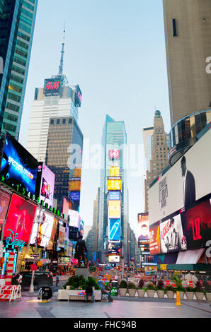 NEW YORK CITY - 04. SEPTEMBER: Times Square morgens am 4. Oktober 2015 in New York City. Stockfoto