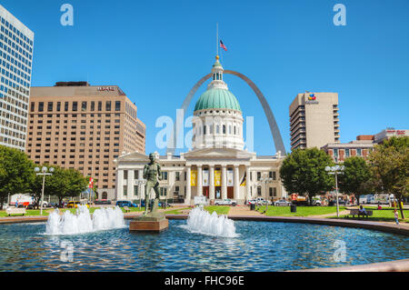 ST LOUIS, MO, USA - 25 AUGUST: die Innenstadt von St. Louis, Missouri mit dem alten Gerichtsgebäude am 25. August 2015 in St. Louis, MO, USA. Stockfoto