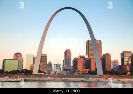 Die Innenstadt von St. Louis, Missouri mit Old Courthouse und den Gateway Arch bei Sonnenaufgang Stockfoto