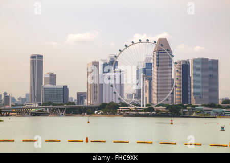 Die Innenstadt von Singapur als gesehen von der Marina-Bucht am Abend Stockfoto