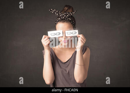 Glückliches Mädchen mit Hand gezeichnet Papier Brillen Stockfoto