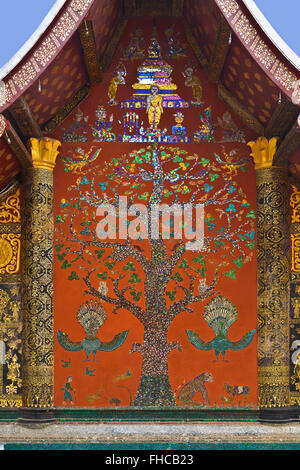 Glasmosaik von dem Baum des Lebens schmückt WAT XIENG THONG (Tempel der goldenen Stadt), erbaut im Jahre 1560 - LUANG PRABANG, LAOS Stockfoto