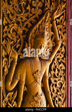 BUDDHA-STATUE im WAT VISOUN, gebaut im Jahre 1513 von König Wisunarat - LUANG PRABANG, LAOS Stockfoto