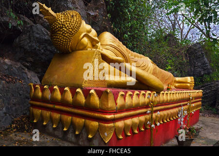 RECLINING GOLDEN BUDDHA auf MOUNT PHOUSI - LUANG PRABANG, LAOS Stockfoto