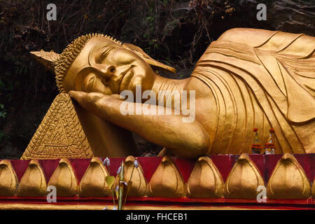 RECLINING GOLDEN BUDDHA auf MOUNT PHOUSI - LUANG PRABANG, LAOS Stockfoto