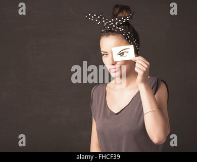 Coole junge mit einem Papier hand gezeichnete Augen Stockfoto