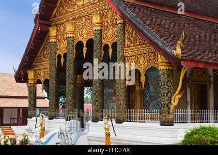 Aufwendige Spalten und Fassade eines buddhistischen Tempels - LUANG PRABANG, LAOS Stockfoto