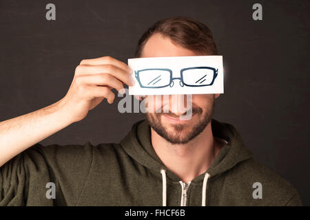 Glücklicher Kerl mit Papier Hand gezeichnet Brillen Stockfoto