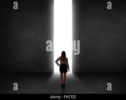 Geschäftsperson betrachten Wand mit Lichttunnel Eröffnung Stockfoto