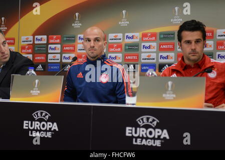 Athen, Griechenland. 24. Februar 2016. Trainer von Olympiacos FC Marco Silva (rechts) und Mittelfeldspieler Esteban Cambiasso links () während der Pressekonferenz von Olympiacos FC gegen RSC Anderlecht, für das Spiel am Donnerstag 25. Februar 2016 für die UEFA. Bildnachweis: Dimitrios Karvountzis/Pacific Press/Alamy Live-Nachrichten Stockfoto