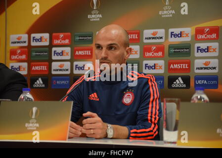 Athen, Griechenland. 24. Februar 2016. Mittelfeldspieler Esteban Cambiasso von Olympiacos FC, während der Pressekonferenz von Olympiacos FC gegen RSC Anderlecht, für das Spiel am Donnerstag 25. Februar 2016 für die UEFA Europa League. Bildnachweis: Dimitrios Karvountzis/Pacific Press/Alamy Live-Nachrichten Stockfoto