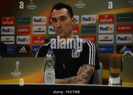 Athen, Griechenland. 24. Februar 2016. Torwart Silvio Proto von RSC Anderlecht während der Pressekonferenz von Olympiacos FC gegen RSC Anderlecht, für das Spiel am Donnerstag 25. Februar 2016 für die UEFA-Gutschrift: Dimitrios Karvountzis/Pacific Press/Alamy Live News Stockfoto