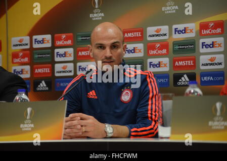 Athen, Griechenland. 24. Februar 2016. Mittelfeldspieler Esteban Cambiasso von Olympiacos FC, während der Pressekonferenz von Olympiacos FC gegen RSC Anderlecht, für das Spiel am Donnerstag 25. Februar 2016 für die UEFA Europa League. Bildnachweis: Dimitrios Karvountzis/Pacific Press/Alamy Live-Nachrichten Stockfoto